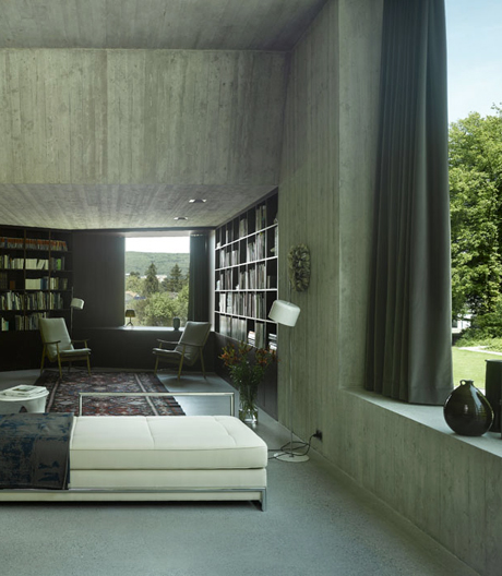 Außen schwarz, innen Beton: elegantes Haus in Aarau.