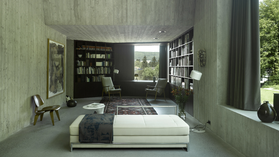 Außen schwarz, innen Beton: elegantes Haus in Aarau.