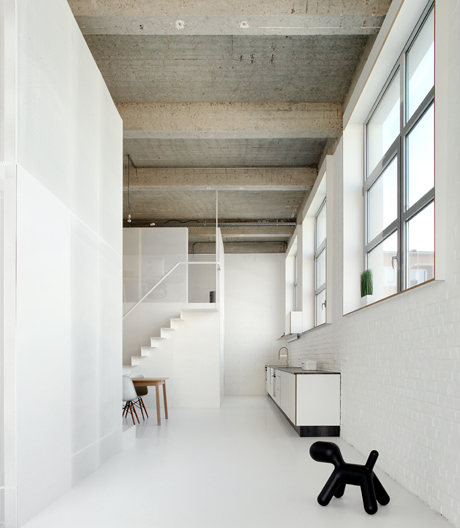 Adn Architects haben zwei Metallkuben in ein Loft gesetzt und die Wohnfläche geschickt vergrößert.