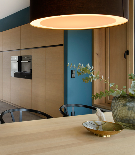 In dem Haus von CS Architektur in Stuttgart trifft kühler Beton auf warmes Holz. Mit dabei: Küchenmöbel von Leicht.