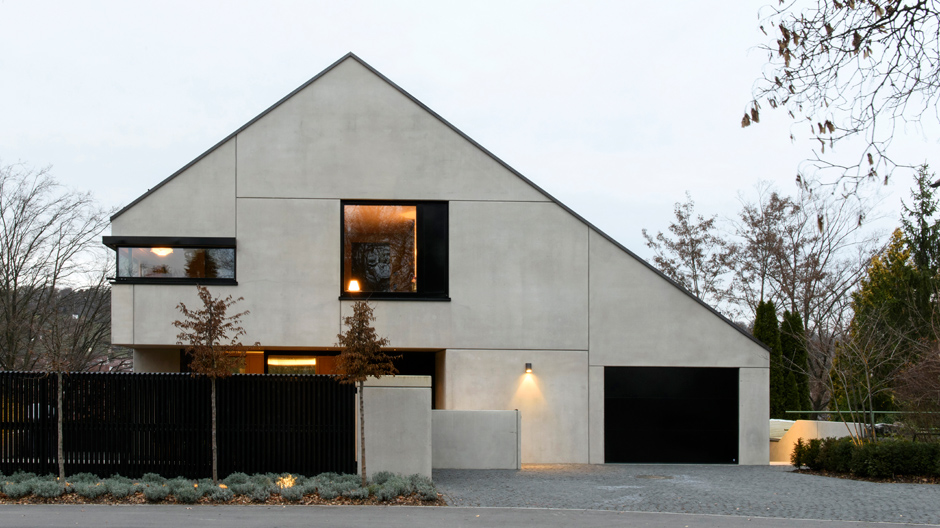 In dem Haus von CS Architektur in Stuttgart trifft kühler Beton auf warmes Holz. Mit dabei: Küchenmöbel von Leicht.