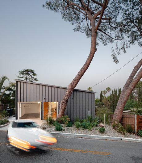 Anonymous Architects haben dieses kleine Haus in Los Angeles auf vier Betonpfeiler gestellt.