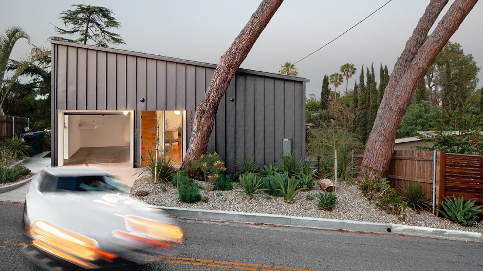 Anonymous Architects haben dieses kleine Haus in Los Angeles auf vier Betonpfeiler gestellt.