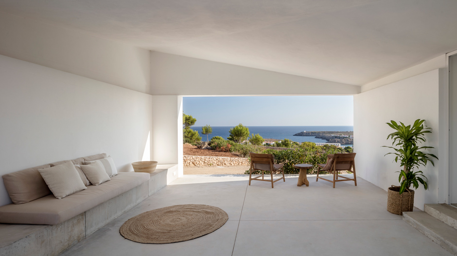 Geometrisches Ferienhaus auf Menorca von Nomo Studio