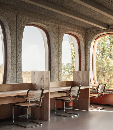 Co-Working-Konzept von Studio Going East in einer Siebzigerjahre-Architektur