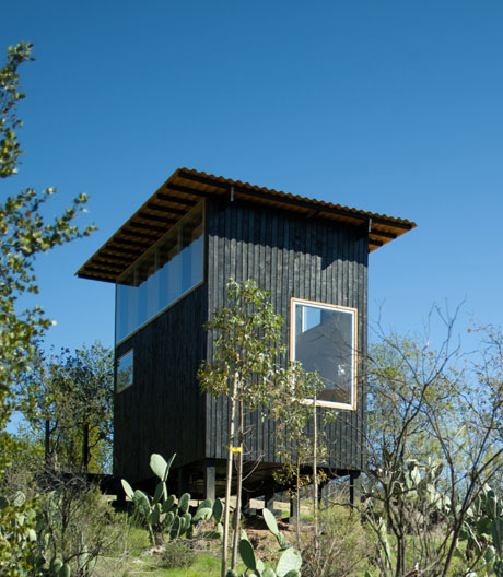 Das Architekturbüro DDRA hat für ein chilenisches Paar dieses Selbstbau-Refugium entworfen.