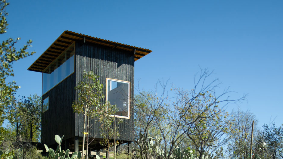 Das Architekturbüro DDRA hat für ein chilenisches Paar dieses Selbstbau-Refugium entworfen.