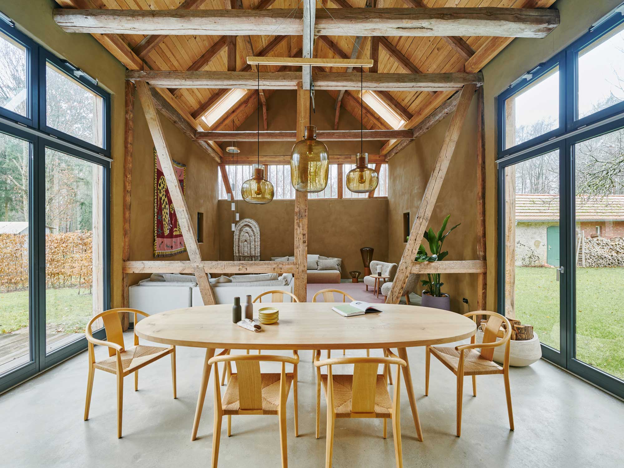 Carlo Berlin baut eine Scheune im Brandenburger Forst um