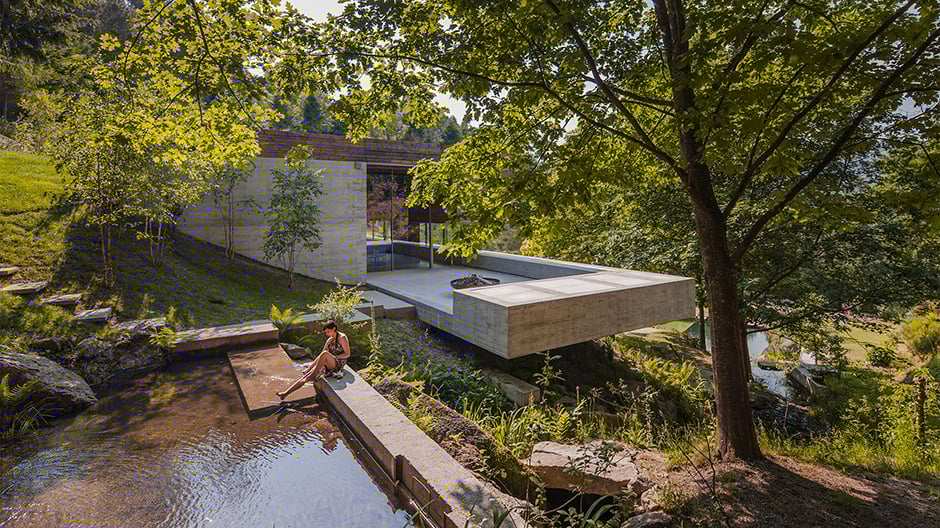 Holzriegel über Betonplateau: Ein außergewöhnliches Wohnhaus in Portugal.