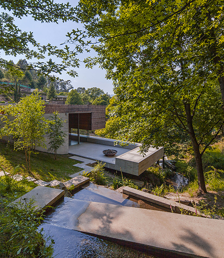 Holzriegel über Betonplateau: Ein außergewöhnliches Wohnhaus in Portugal.