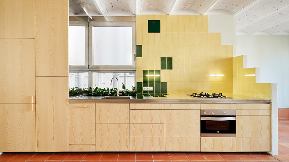 Drinnen draußen leben: Bei diesem Apartment werden Bezüge zur Dachlandschaft der Nachbarhäuser hergestellt.