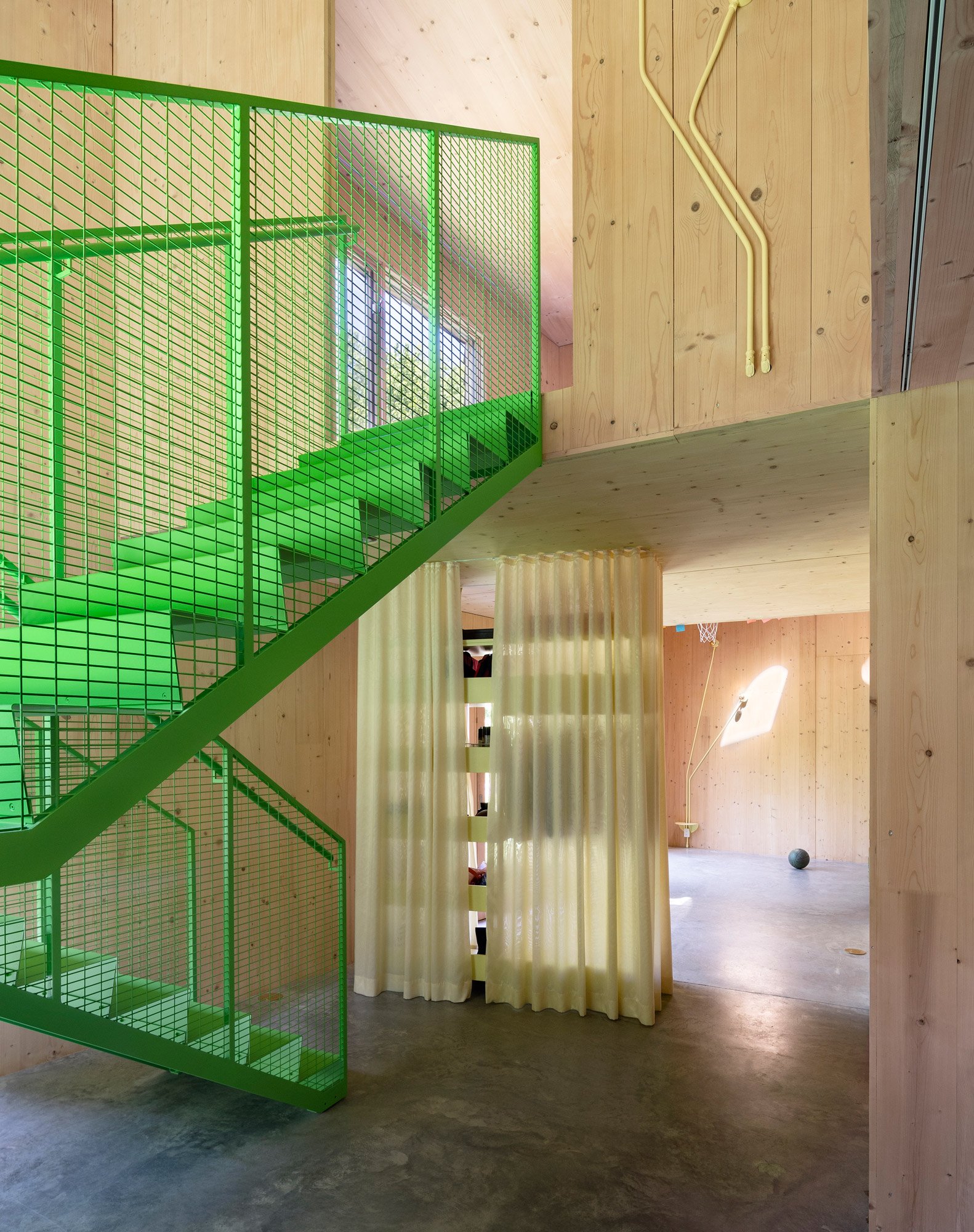 Zweigeschossiges Wohnhaus mit Farbakzenten im Hudson Valley von nARCHITECTS