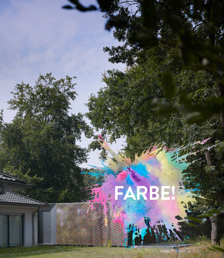 Das CMYK-Haus öffnet sich farbenfroh zum idyllischen Seeufer, ohne dabei zum Fremdkörper zu werden.