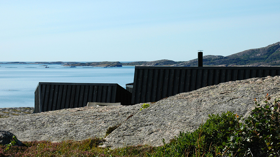 Vom Winde geschützt: Ein norwegisches Ferienhaus kopiert die Natur und schafft einen einmaligen Aussichtspunkt.