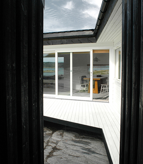 Vom Winde geschützt: Ein norwegisches Ferienhaus kopiert die Natur und schafft einen einmaligen Aussichtspunkt.