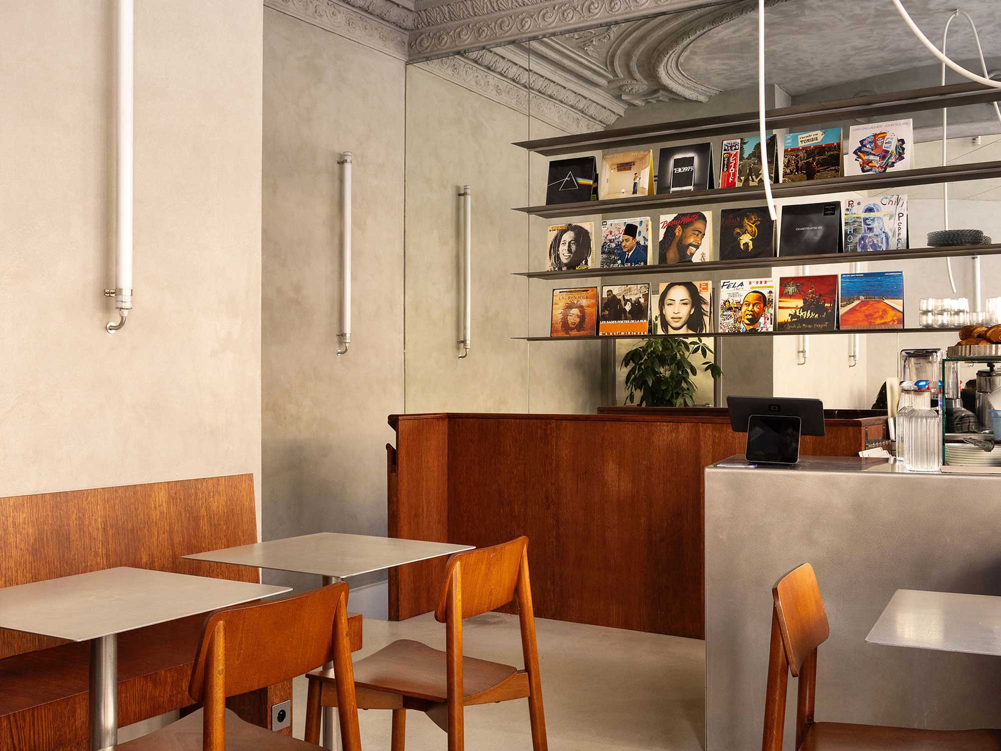 OUI verwandelt ein Pariser Lederwarengeschäft in das Café CULT