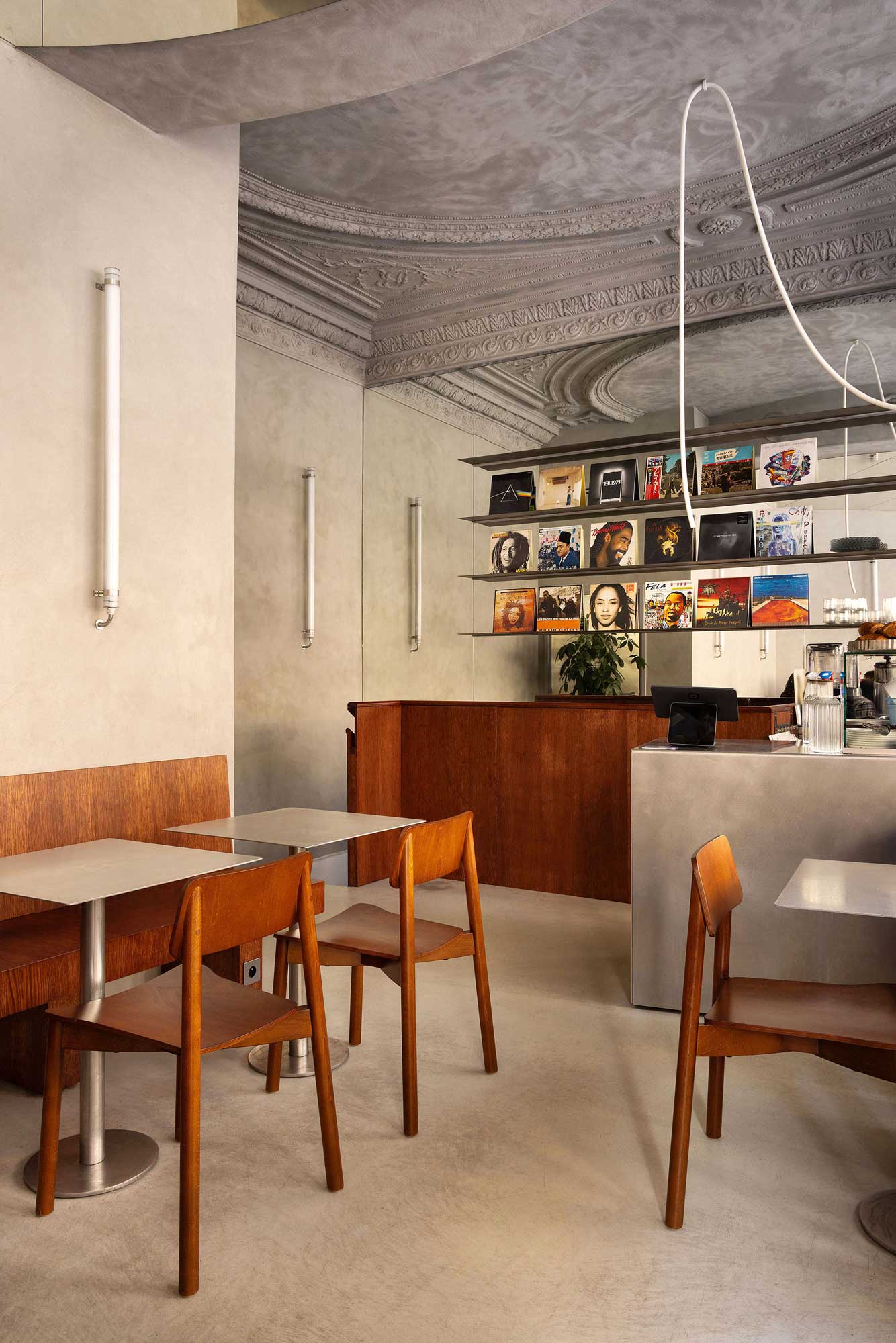 OUI verwandelt ein Pariser Lederwarengeschäft in das Café CULT