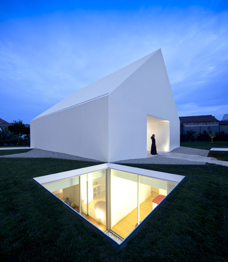 Dieses Wohnhaus in Zentralportugal spielt mit Leere und Masse.