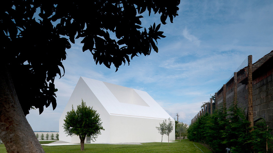 Dieses Wohnhaus in Zentralportugal spielt mit Leere und Masse.