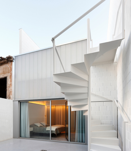 Im spanischen Cintruénigo strukturieren Treppen den Wohnraum – und verstecken kleine Highlights.