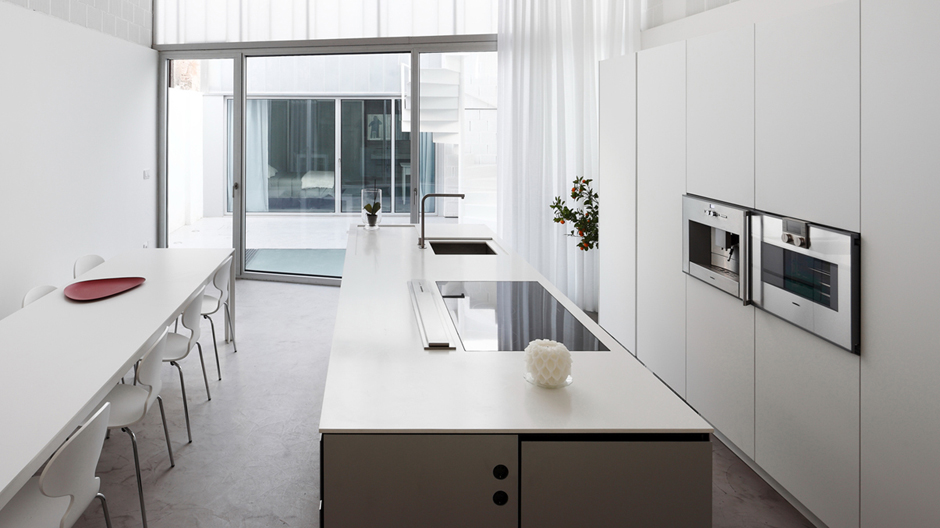 Im spanischen Cintruénigo strukturieren Treppen den Wohnraum – und verstecken kleine Highlights.