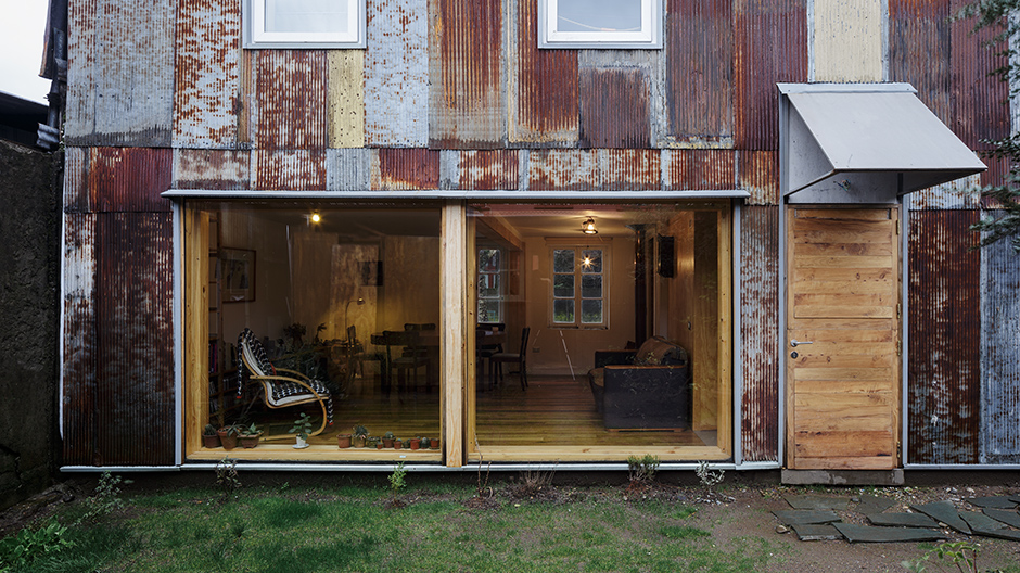 Zerstörung als Teil der Geschichte: Ein Einfamilienhaus in Chile setzt sein besonderes Erbe mit architektonischen Mitteln fort.