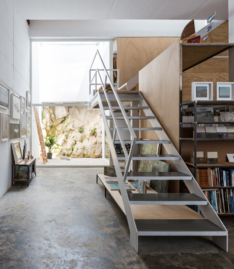 Ein Künstleratelier und -wohnhaus eines spanischen Malers meistert den Spagat zwischen In- und Extrovertiertheit gekonnt.