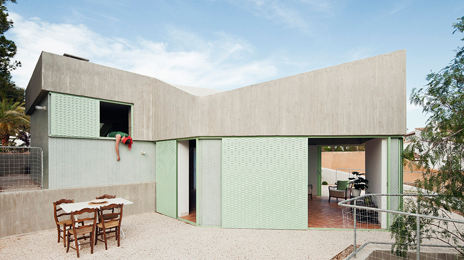 Dach auf Zack, Terrasse mit Blick und Fenster ohne Glas: Ein Ferienhaus bei Alicante zelebriert die Natur.