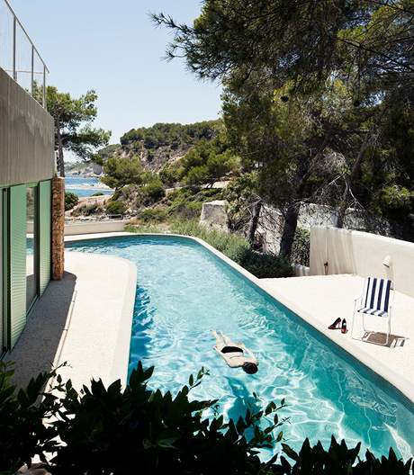 Dach auf Zack, Terrasse mit Blick und Fenster ohne Glas: Ein Ferienhaus bei Alicante zelebriert die Natur.