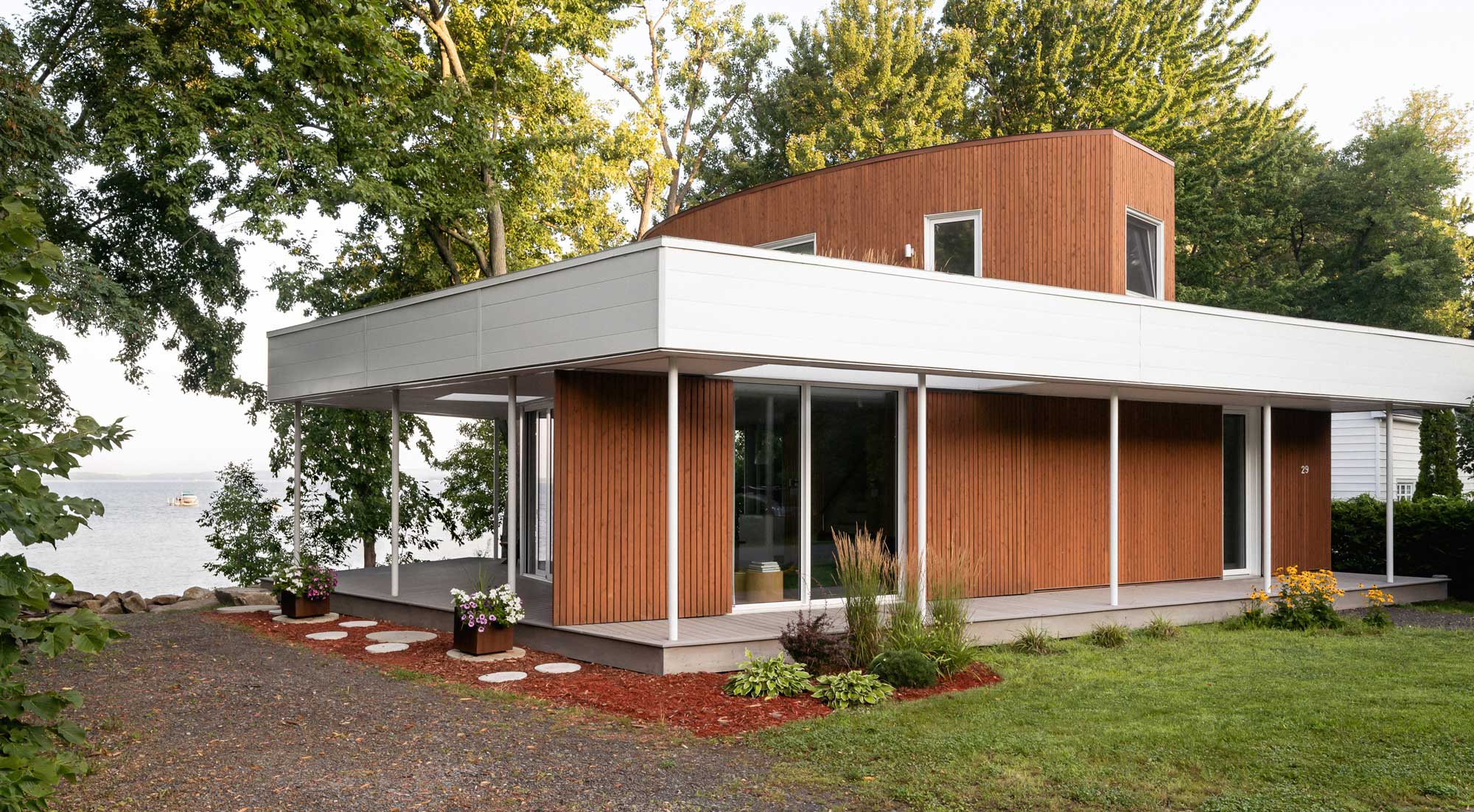 Haus am See in Kanada von Paul Bernier Architecte