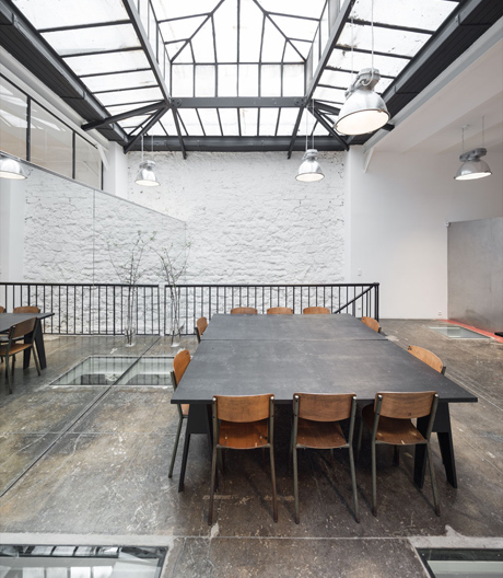 Das großzügige Büro fürs Eigenlabel von Dior-Homme-Chefdesigner Kris van Assche.