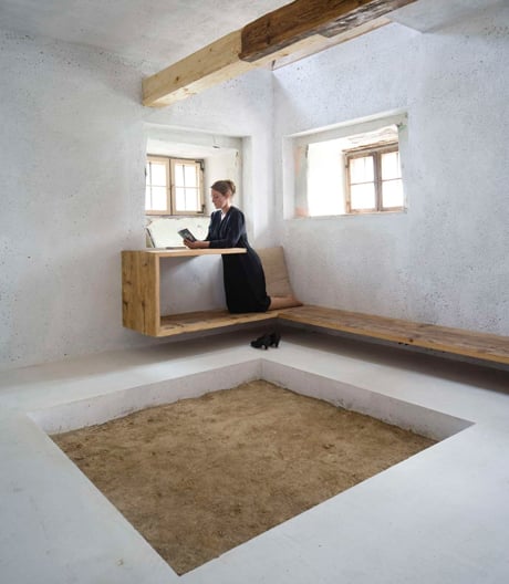 Architekt Peter Haimerl baute ein Bauernhaus im Bayerischen Wald vielschichtig um.