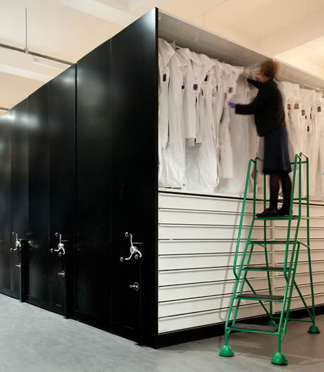 Ein Mode-Haus in London zeigt die kunstvolle Verwebung von Design, Konservierung und Lehre.