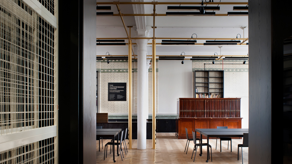 Ein Mode-Haus in London zeigt die kunstvolle Verwebung von Design, Konservierung und Lehre.