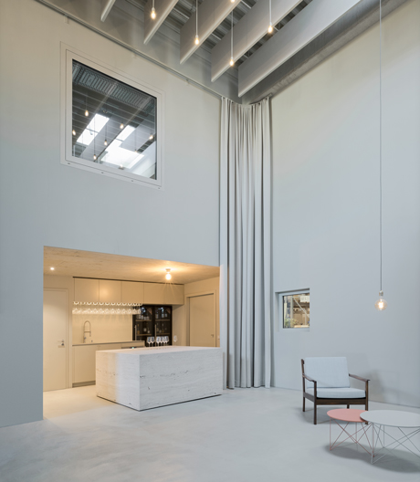 Reduzierter Betonriegel von Hippmann Architekten und Projekttriangle