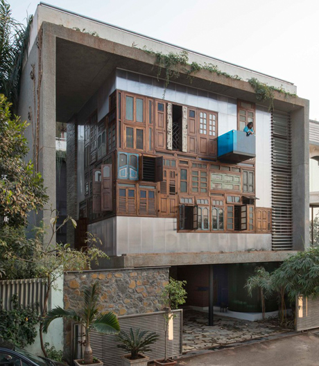 Alles nur geklaut: Ein Generationen-Wohnhaus in Mumbai, das großteils aus recycelten Materialien errichtet wurde.