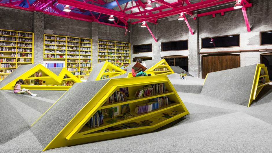 Geknickte Leseplattformen: Eine neue Bibliothek in Monterrey macht Kinder zu Gipfelstürmern.
