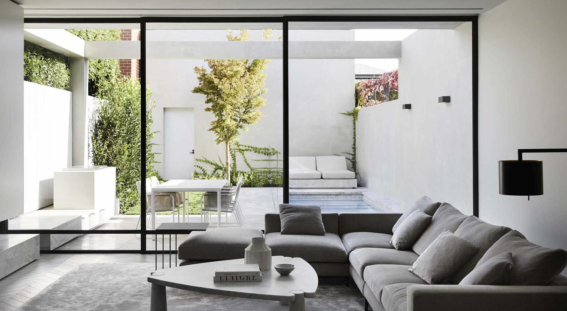 Umbau eines maroden Reihenhauses in Melbourne von Conrad Architects