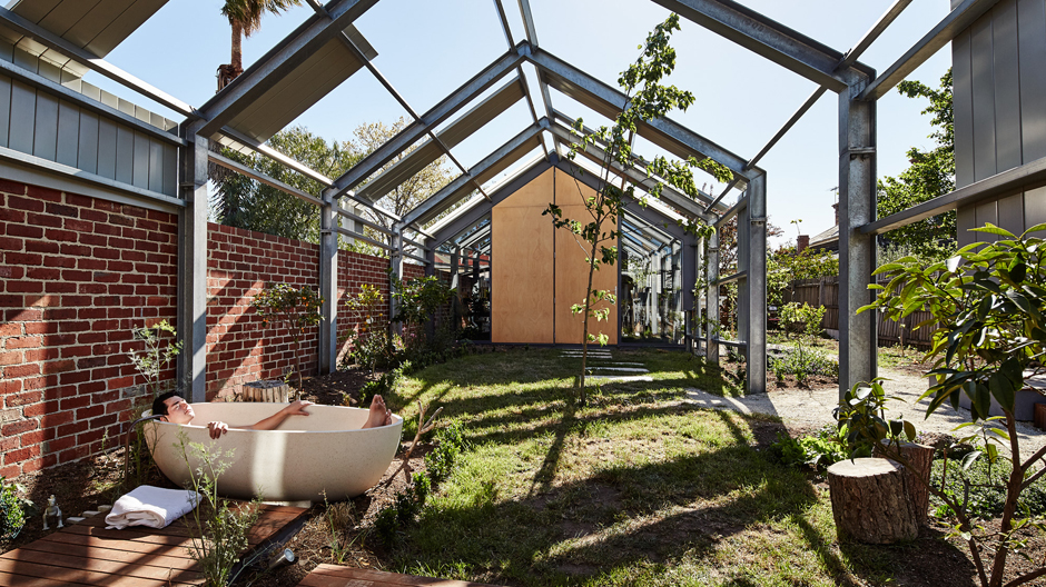 Inside-Out-Architektur in Australien: Ein Einfamilienhaus stülpt sich fließend in den Garten.