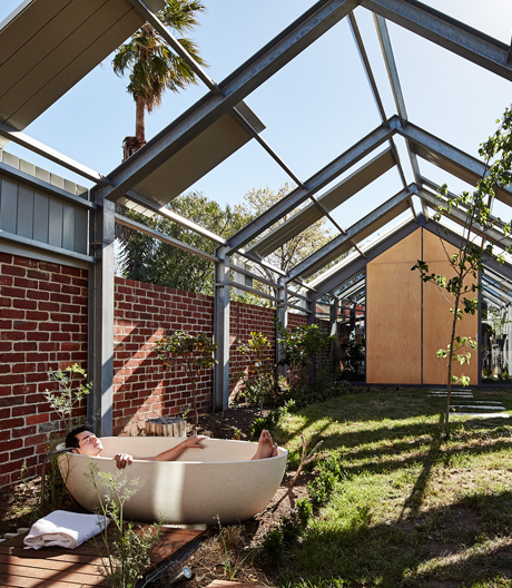 Inside-Out-Architektur in Australien: Ein Einfamilienhaus stülpt sich fließend in den Garten.