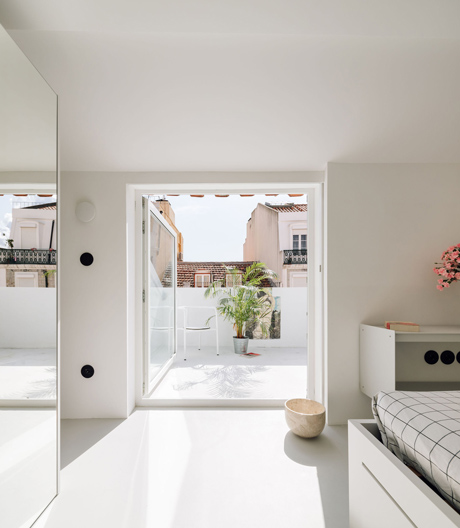 In Lissabon entwarf DC.AD studio eine Maisonettewohnung zum Rotwerden
