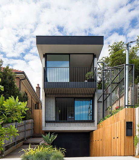 Mit diesem Wohnhaus in einem Vorort von Sydney zeigen MCK Architects wie man aus einer winzigen Parzelle mehr macht.