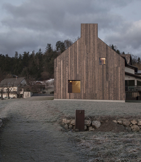 Im Chimney House verschmilzt die Kontur eines Hauses mit der eines Schornsteins.