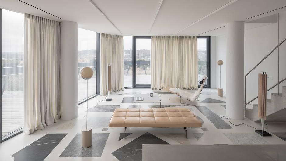 Apartment von DO Architects in Litauen mit Statement-Boden