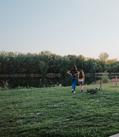 Unweit von Bratislava hat Architekt Peter Jurkovič einer fünfköpfigen Familie ihren Traum vom Haus am See erfüllt.