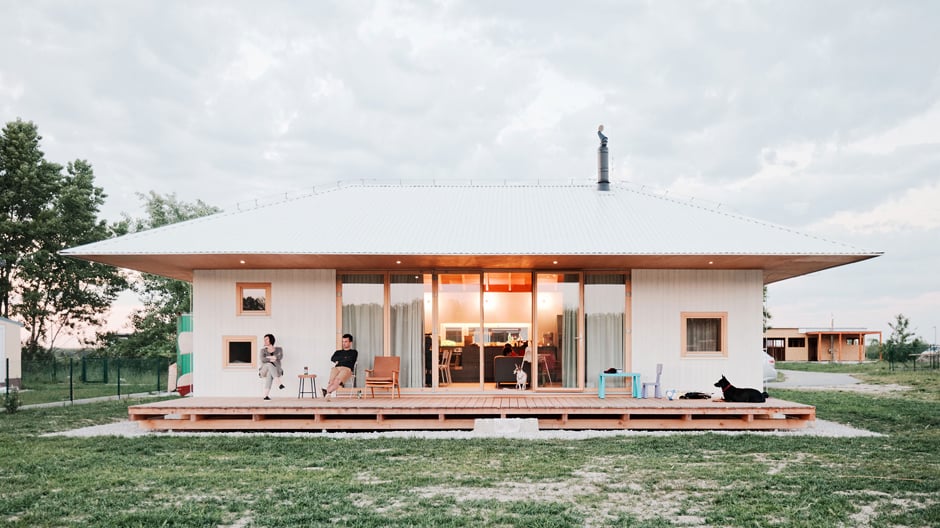 Unweit von Bratislava hat Architekt Peter Jurkovič einer fünfköpfigen Familie ihren Traum vom Haus am See erfüllt.