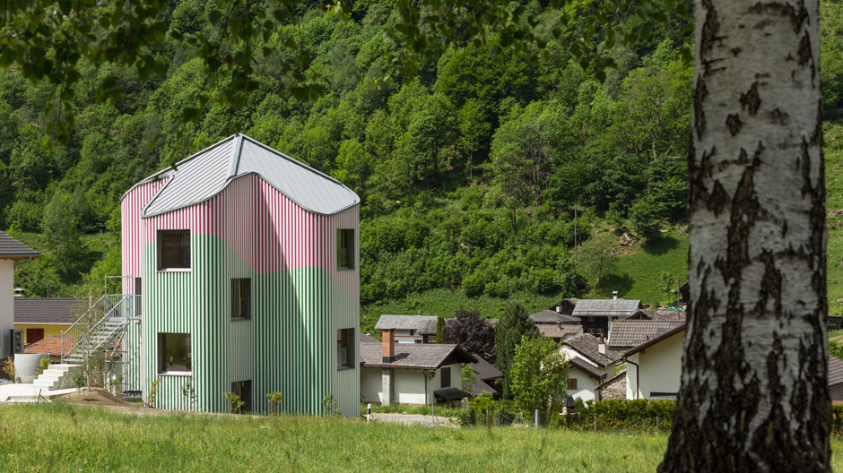 Wenn Architektur und Kunst gemeinsame Sache machen: eine Schweizer Wohnhausskulptur.