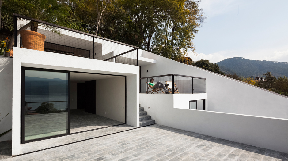 Gekonnte Stapelung: Ein Wohnhaus-Drilling in Valle de Bravo zelebriert die Verbindung aus Architektur und Natur.