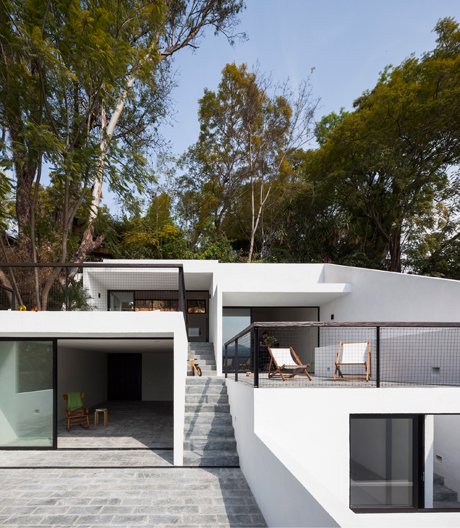 Gekonnte Stapelung: Ein Wohnhaus-Drilling in Valle de Bravo zelebriert die Verbindung aus Architektur und Natur.