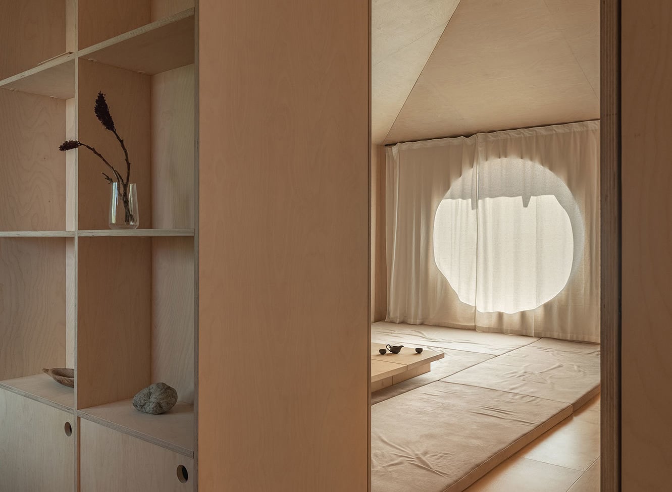 Wohnhaus im Nadelwaldgarten bei Kiew von Shovk